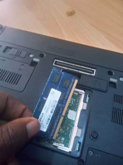 How to replace laptop ram