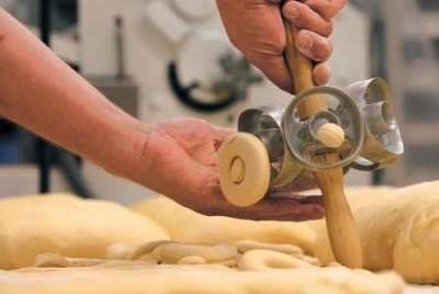 doughnut cutter can cut many doughnut at once